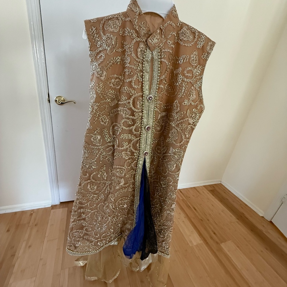 Elegant Embroidered Sleeveless Dress with Dupatta - Picture 7 of 12